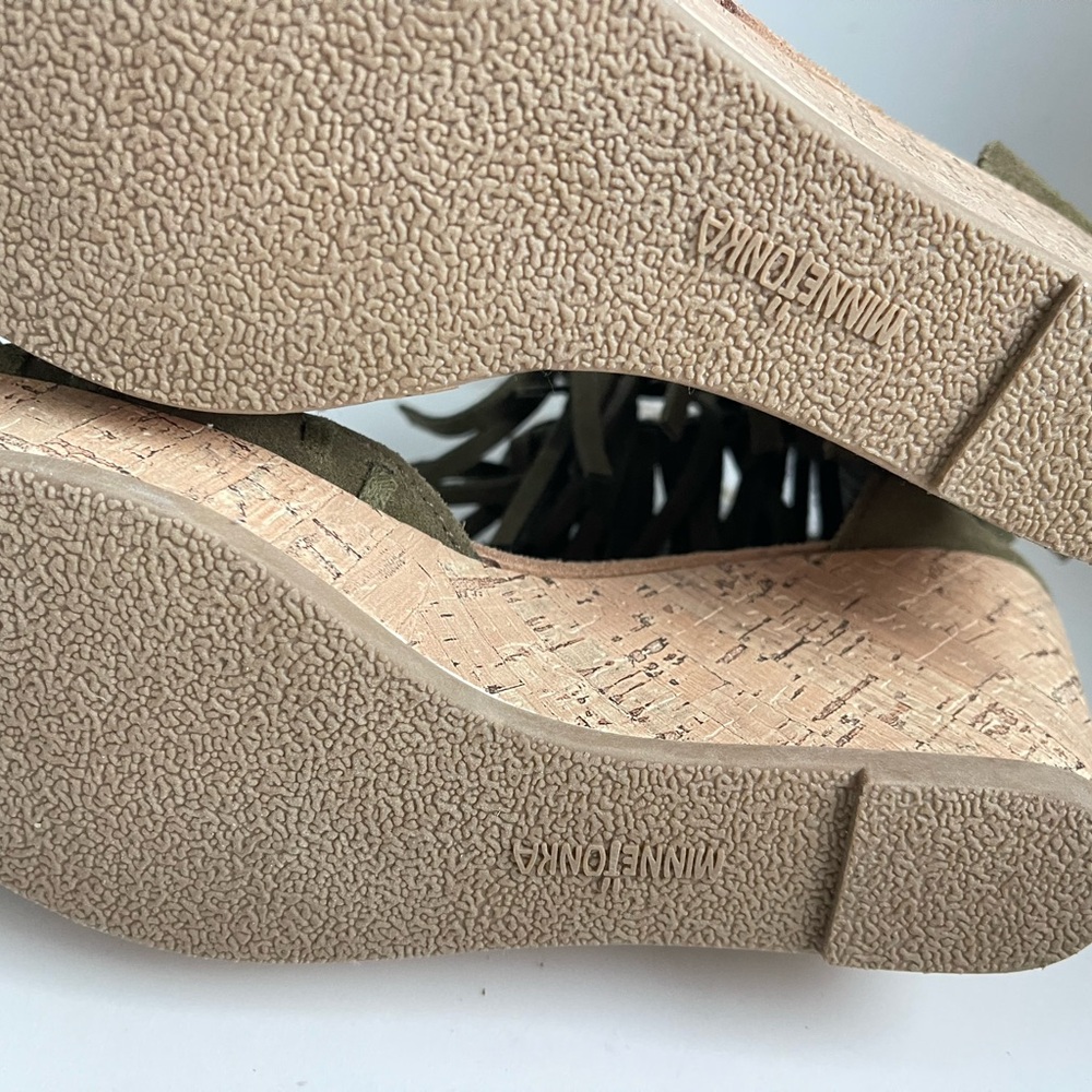 Minnetonka suede Fringe Wedge Sandals size 9 NWT - Picture 3 of 6